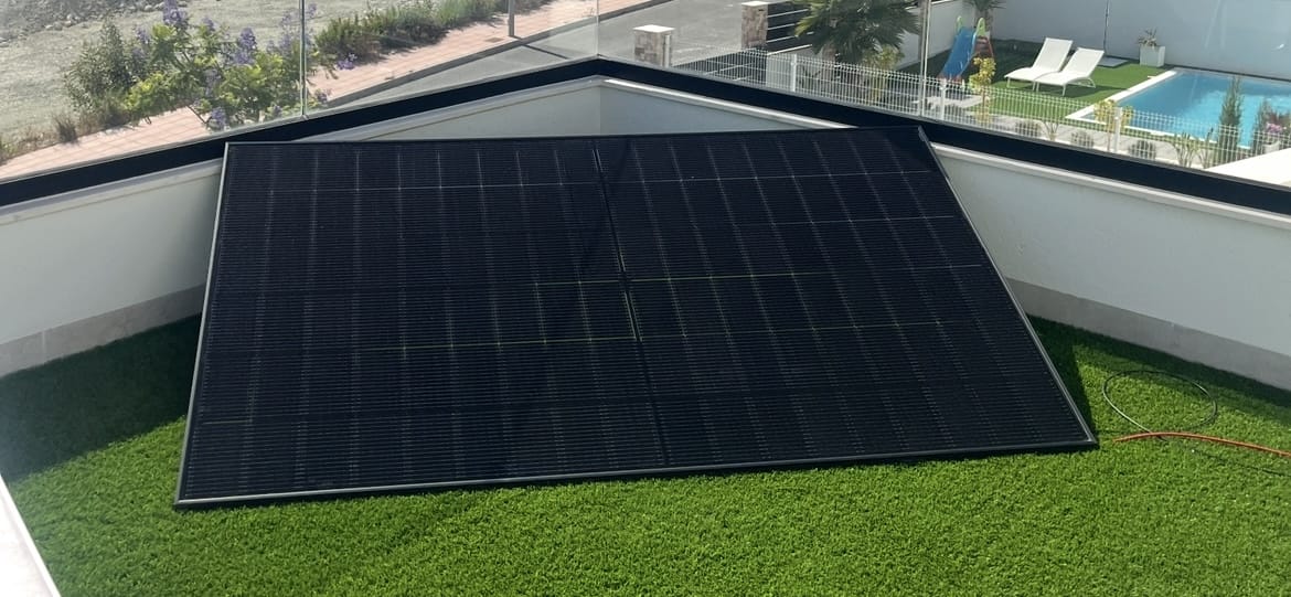 Kits Solares de Balcón 2026: Guía Completa de Precios y Rentabilidad en España